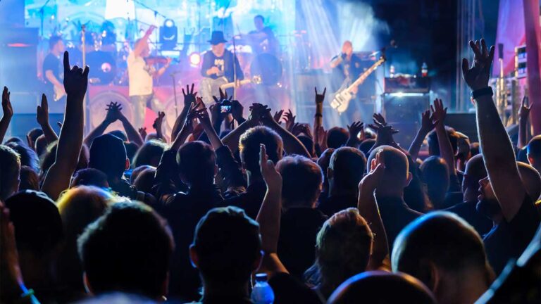 live-concert-outside-stage-with-live-audience
