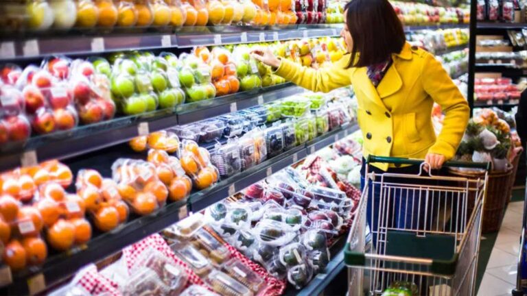 woman-shopping-at-h-e-b-